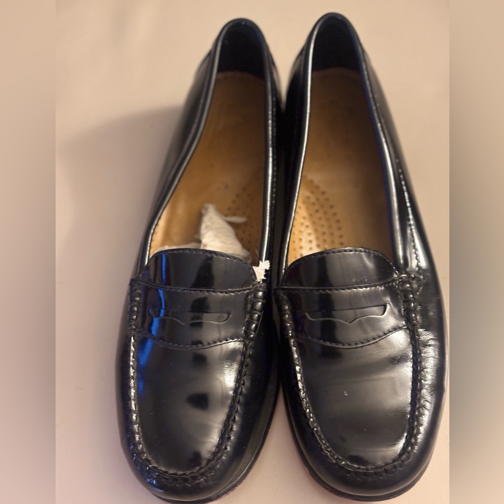 G.H. BASS & CO. WOMEN BLACK PATENT LEATHER LOAFTERS